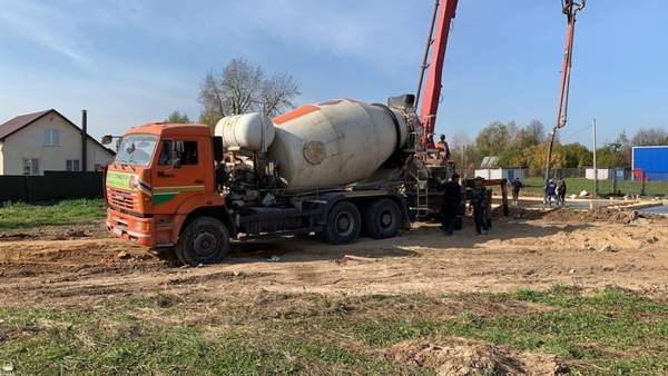 Работа бетононасоса на стесненной площадке