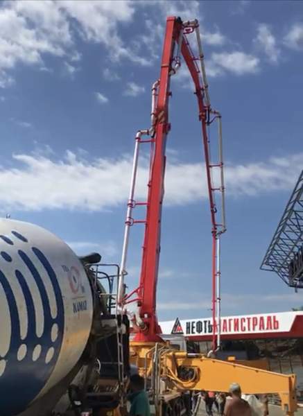 Работа миксера на узкой грунтовой дороге