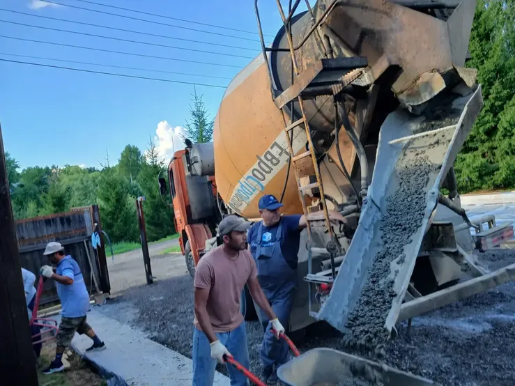 Выгрузка бетона из миксера в опалубку фундамента