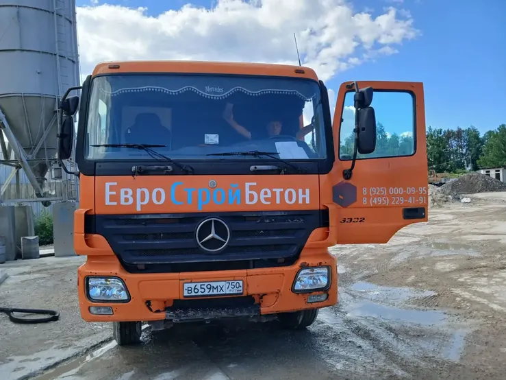 Оранжевый Mercedes с логотипом ЕвроСтройБетон на территории завода