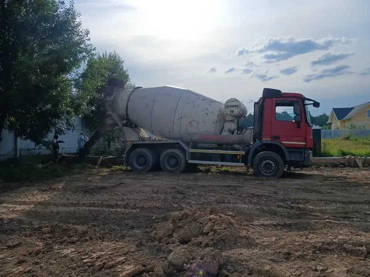 Красный миксер на строительной площадке