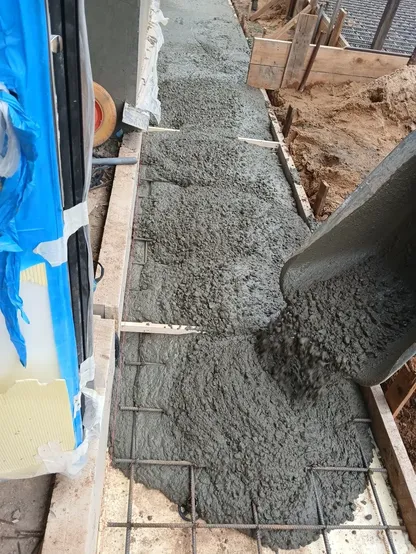 Выгрузка бетона в опалубку с арматурой