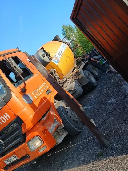 Оранжевый миксер на строительном объекте